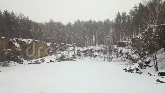 冬季降雪期间Korostyshevsky花岗岩采石场鸟瞰图兹托米尔地区乌克兰视频的预览图