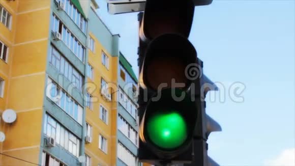 街上的红绿灯视频的预览图