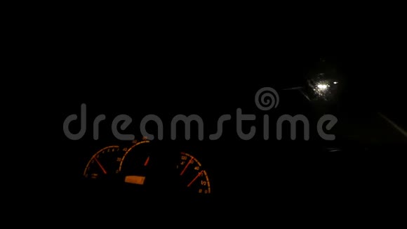 一辆移动汽车的仪表板晚上有闪闪发光的灯视频的预览图