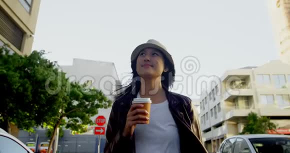 城市大街4k咖啡的女人视频的预览图