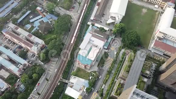 空中观景轻轨交通LRTKelanaJaya线Sentul至Titiwangsa站视频的预览图