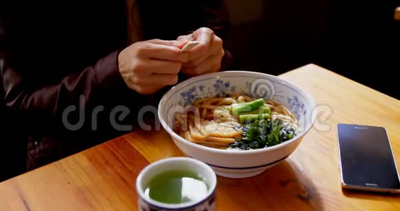 女人在4K餐厅吃面条视频的预览图