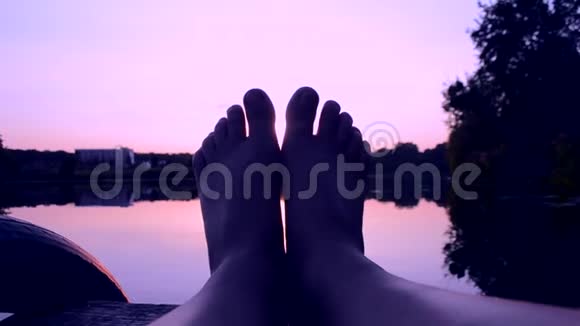 脚的黑色轮廓通过手指的阳光在空中移动视频的预览图