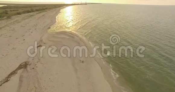 4k空中沙质海岸潮汐海浪的空中射击视频的预览图