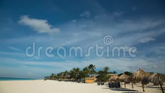 在阿鲁巴岛的鹰滩上令人惊叹的景色加勒比青绿色海水和蓝天时间流逝视频的预览图