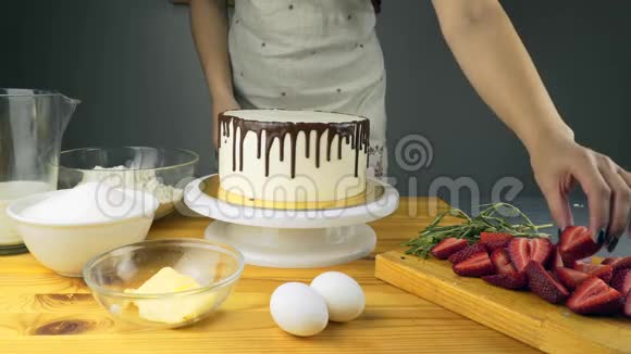 用新鲜草莓和浆果切制巧克力蛋糕视频的预览图