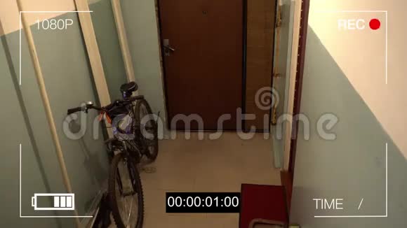 俄罗斯库尔斯克6月30日监控摄像头拍到小偷破门而入偷走了自行车视频的预览图