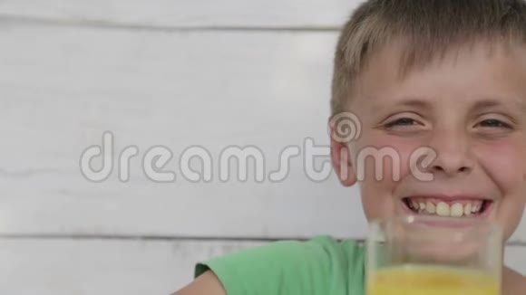男孩喝橙汁和番茄汁视频的预览图
