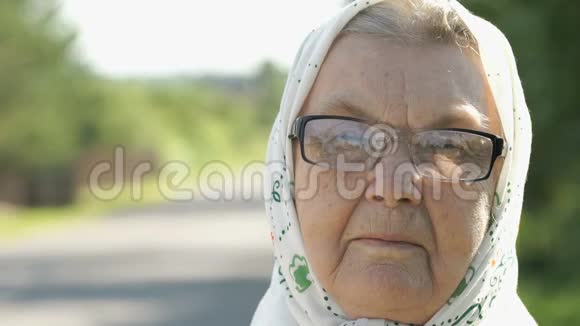 戴眼镜的严肃成熟的老年妇女特写视频的预览图
