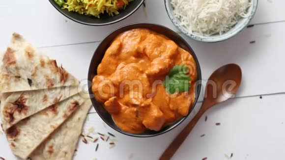 新鲜美味的黄油鸡放在陶瓷碗里印度传统菜肴视频的预览图