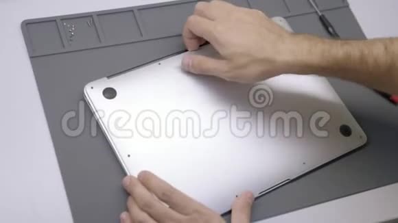 工程师修理损坏的笔记本电脑视频的预览图