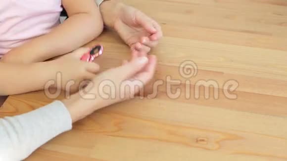 女孩玩手旋转器视频的预览图