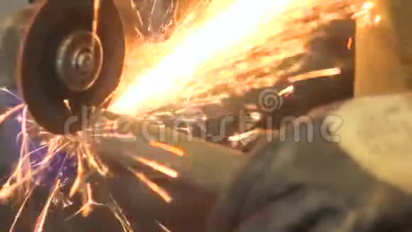 锯着铁的火花视频的预览图