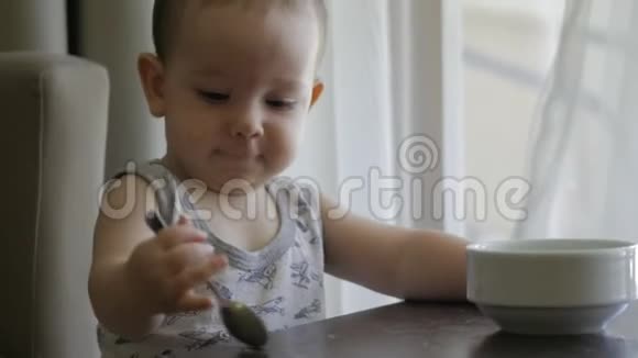 一个小男孩自己吃粥4K视频的预览图