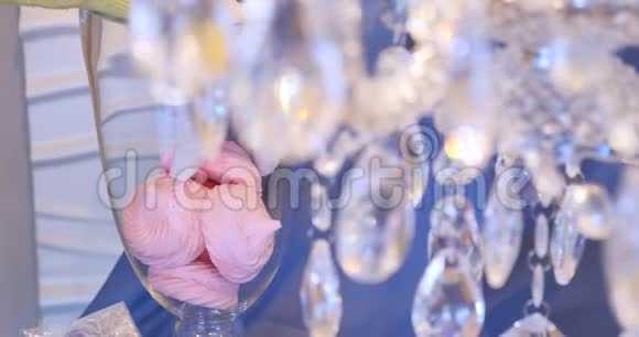 豪华水晶的经典吊灯合上一盏豪华吊灯的漂亮水晶一碗棉花糖视频的预览图