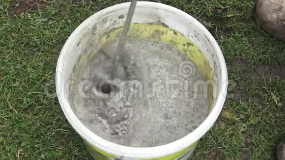 用电动搅拌器在桶中搅拌石膏视频的预览图