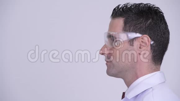 戴防护眼镜的英俊男子医生的头部照片视频的预览图
