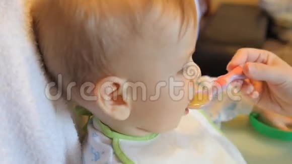 用勺子喂婴儿麦片视频的预览图