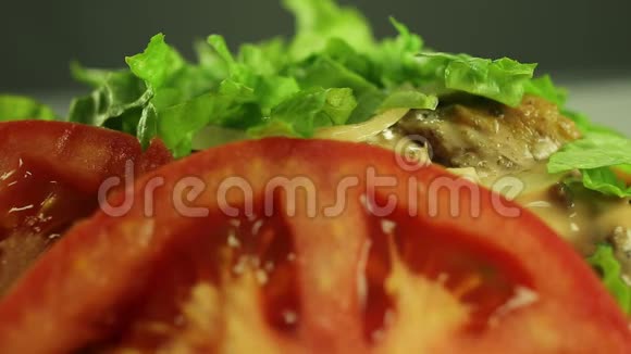 炸薯条沙瓦玛番茄青菜视频的预览图