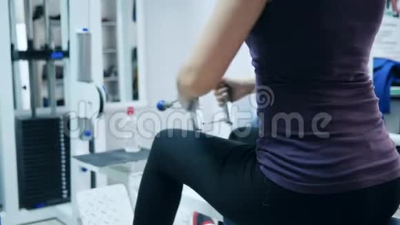 健美运动员训练强壮的女性在运动综合体中的推力视频的预览图