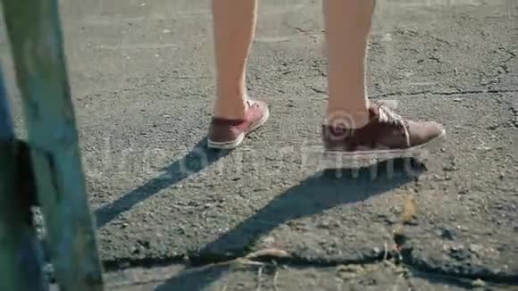 女孩走路注意她穿红色运动鞋的脚视频的预览图