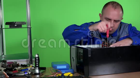 修理计算机硬件的技术员在实验室里取出电源视频的预览图