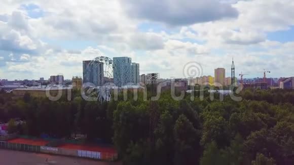 夏日儿童游乐园的空中俯视图城市中心公园的摩天轮空中飞行视频的预览图