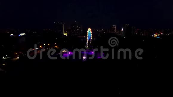 城市天际线和摩天轮的空中夜景夜间中央公园摩天轮顶景图剪辑视频的预览图