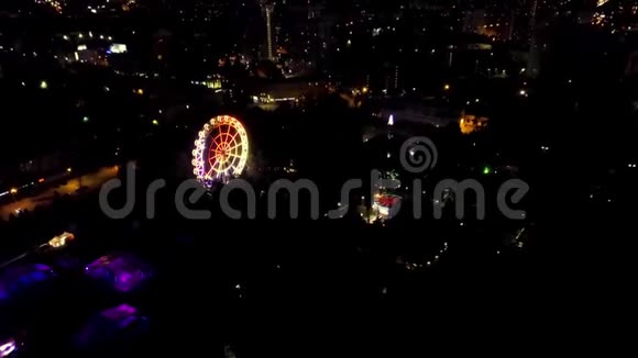 城市天际线和摩天轮的空中夜景夜间中央公园摩天轮顶景图剪辑视频的预览图