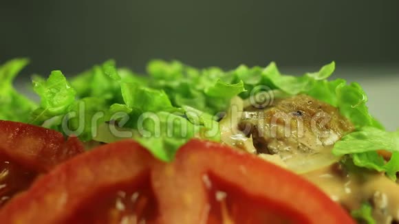 炸薯条意大利番茄青菜视频的预览图