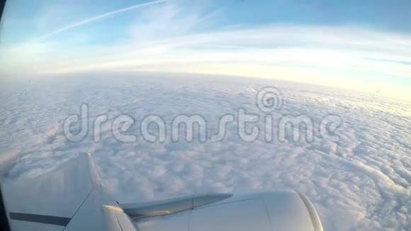 从飞机上方看云和太阳的天空视频的预览图