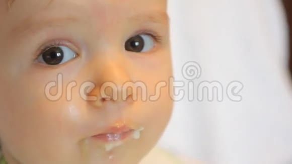 用勺子喂婴儿麦片视频的预览图