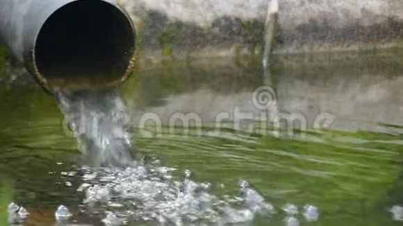 一根宽的管子里面有气泡的水落到斯洛文尼亚的湖里视频的预览图
