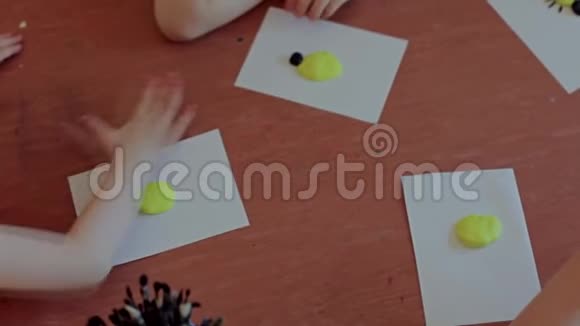 特写双手小女孩造型塑料视频的预览图