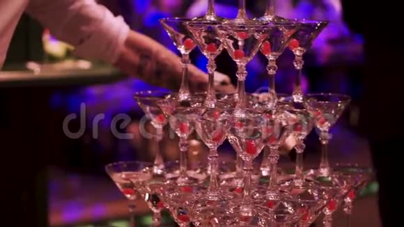 在宴会上服务员端着一杯香槟在金字塔上用餐剪辑香槟杯金字塔视频的预览图