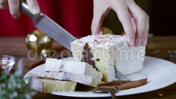女人手切圣诞巧克力蛋糕与节日装饰的视频食物圣诞背景视频的预览图