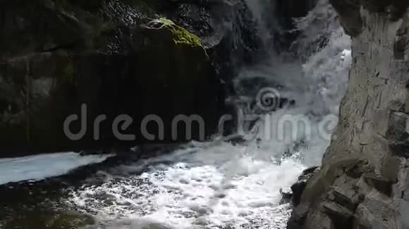 瀑布水通过岩石从湖面流向河流视频的预览图
