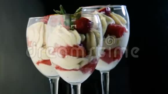 三个高杯配美味的白慕斯奶油甜点视频的预览图