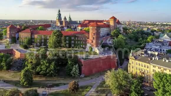 瓦维尔城堡大教堂和维斯图拉河克拉科夫波兰春天空中录像视频的预览图