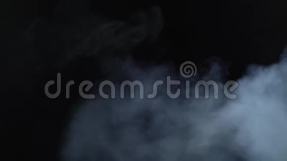 在黑色背景下从上面冒烟视频的预览图