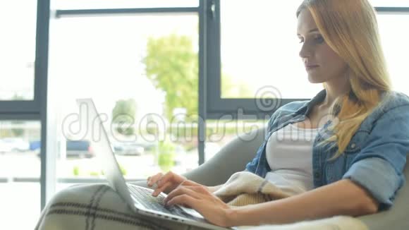 忙碌的工作女士在笔记本电脑上打字视频的预览图