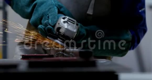 4k车间使用磨床的女焊工视频的预览图