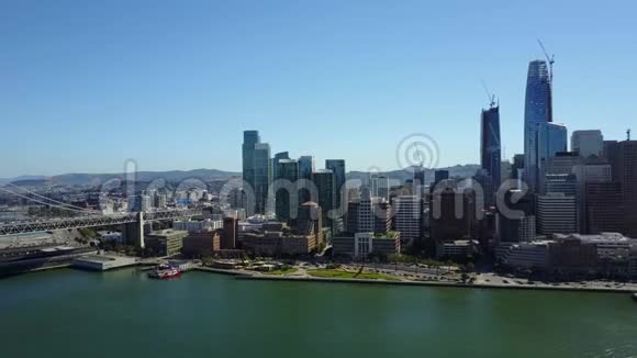 美丽的4k空中全景观现代市中心摩天大楼建筑旧金山由海洋天际线海景视频的预览图