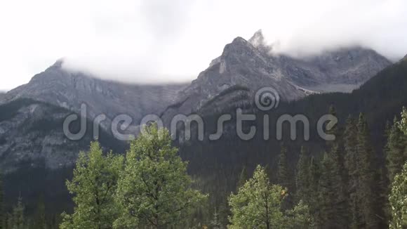 卡纳纳斯基斯山脉笼罩在云层中视频的预览图