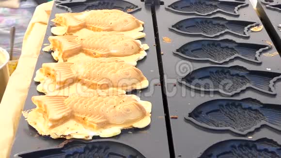 街头美食日本太崎鱼形蛋糕里面装满了甜红豆沙视频的预览图
