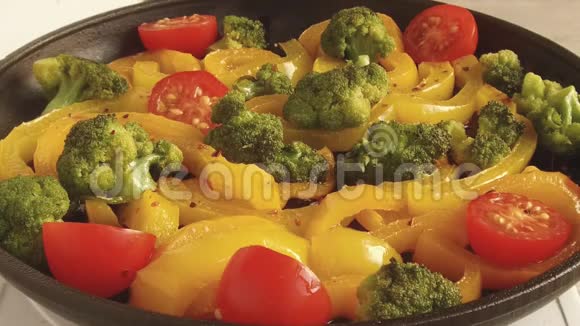 鸡片落入一个装有蔬菜的煎锅视频的预览图
