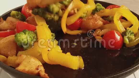 鸡丝炒菜法视频的预览图
