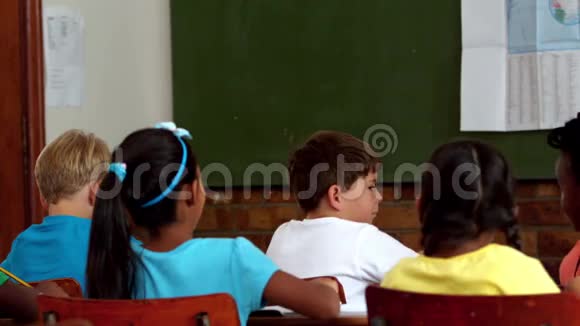 小学生在课堂上举手视频的预览图