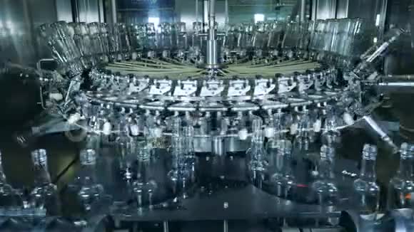 自动机器清洗酒精生产工厂的瓶子视频的预览图