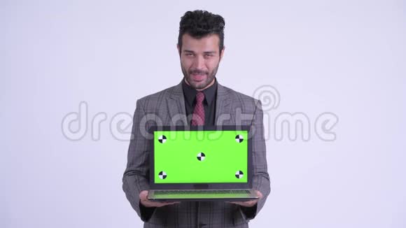 可爱的波斯商人展示笔记本电脑视频的预览图